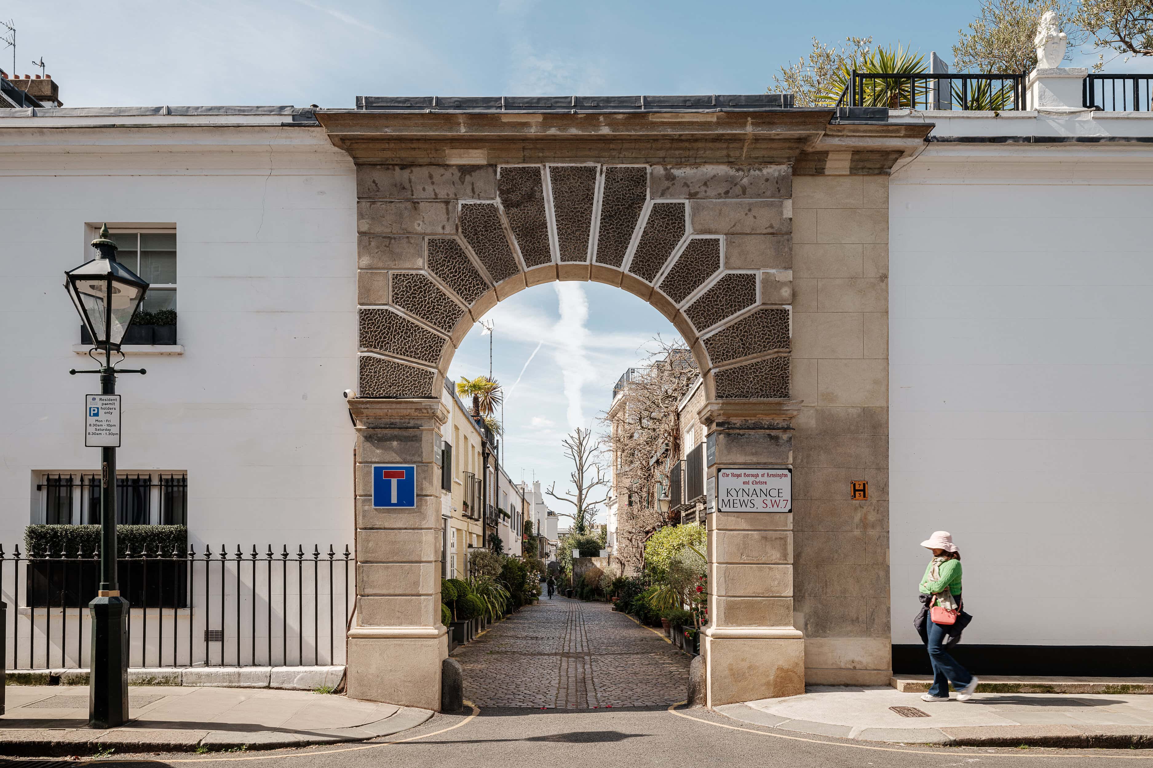 The exterior of the arch in Kynance Mews. Kynance Mews is a popular mews street in South Kensington, popular across Instagram and famously used in Netflix films.
