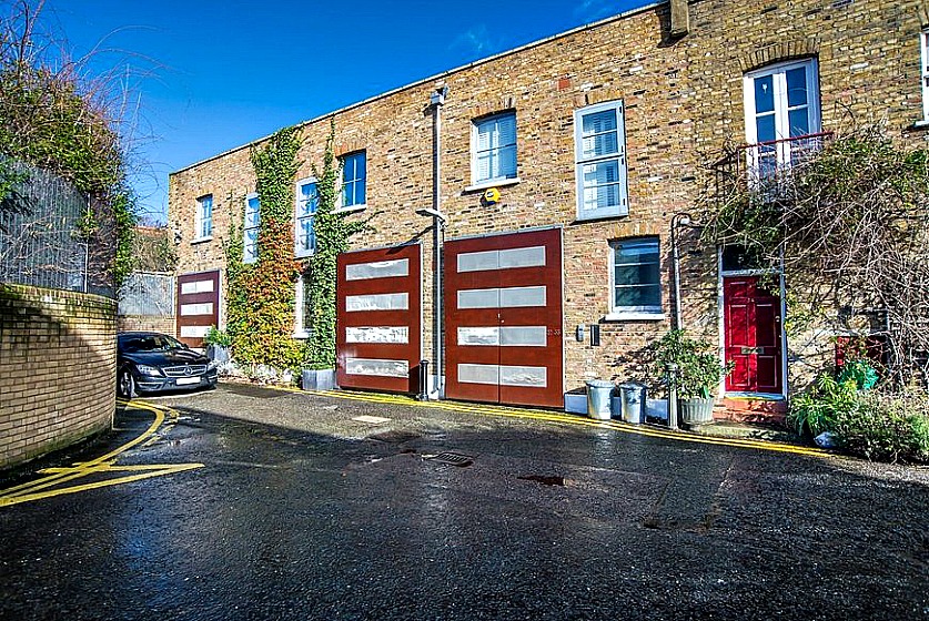 The stripped brick exterior of this Notting Hill mews property, belies its beautifully appointed contemporary interiors. This hidden gem in Central London benefits from excellent transport links