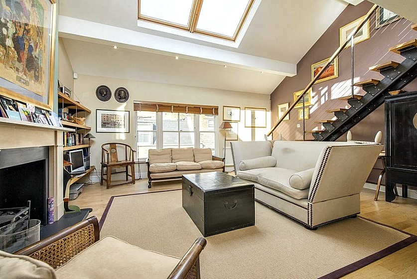 This refurbished double bedroom Notting Hill mews home features a large skylight, wide windows letting in ample natural light and wooden flooring. Residents are just minutes away from fashionable cafés, bars and boutiques