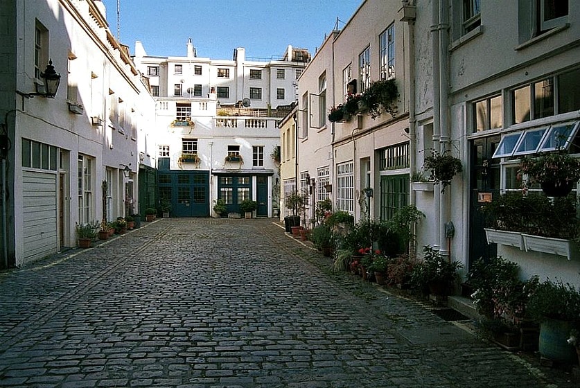 Take a stroll down this quiet cobbled street lined with period mews properties in picturesque cul-de-sac off Bathurst Street. Hyde Park gardens and elegant boutiques, bars and restaurants are a short walk away