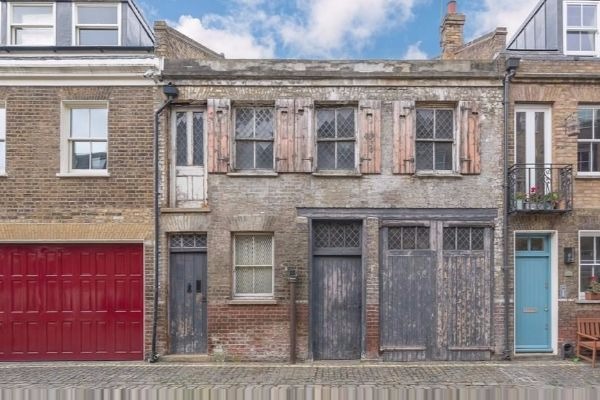 Stripped brick walls, original leadlight windows and wooden shutters have earned this Pindock mews home the title “beautifully derelict”. Centrally located with easy access to amenities, this tax-saving property is a highly desirable one.