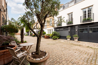 3. Hyde Pk Gdns Mews 13