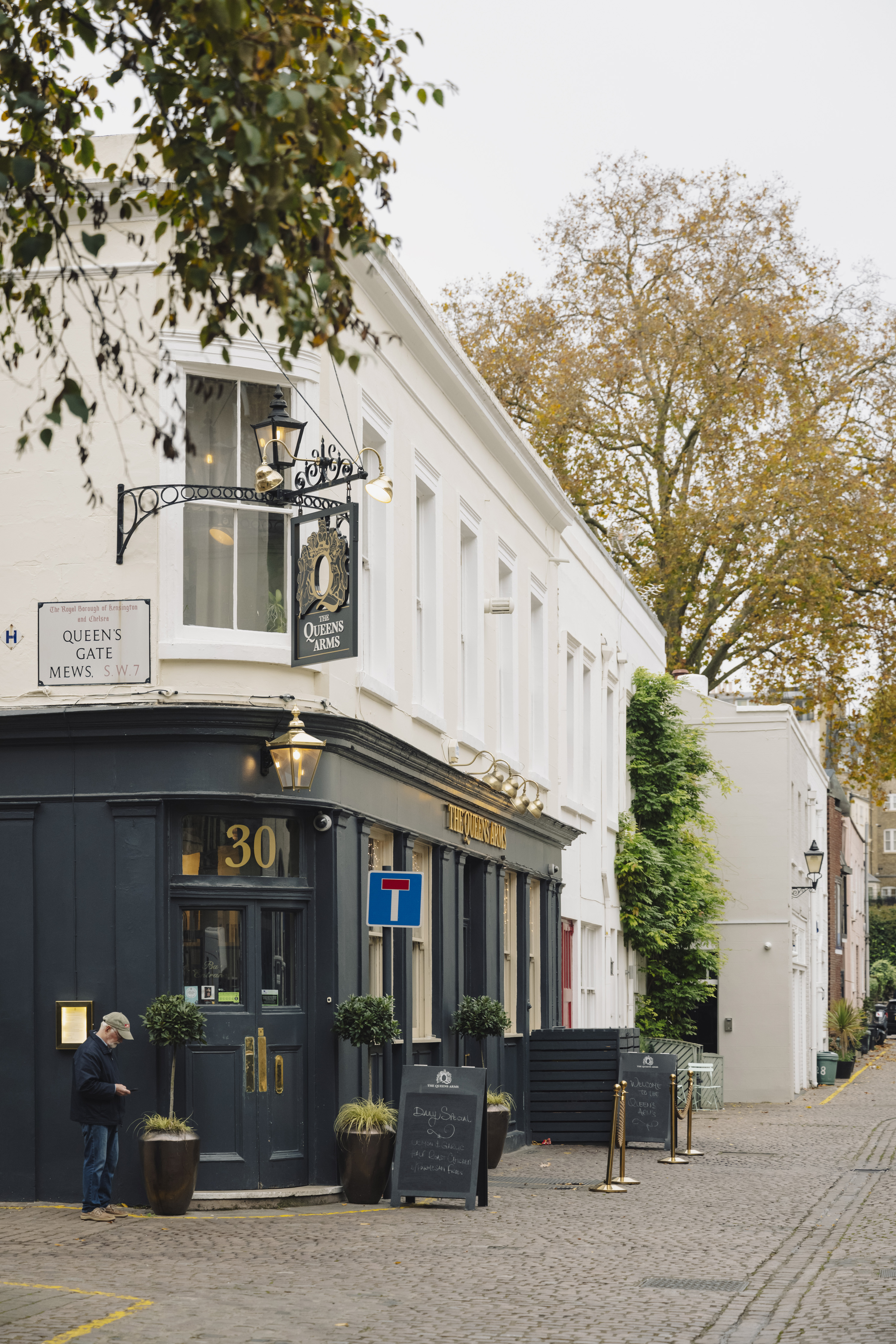 London pub in a London mews street