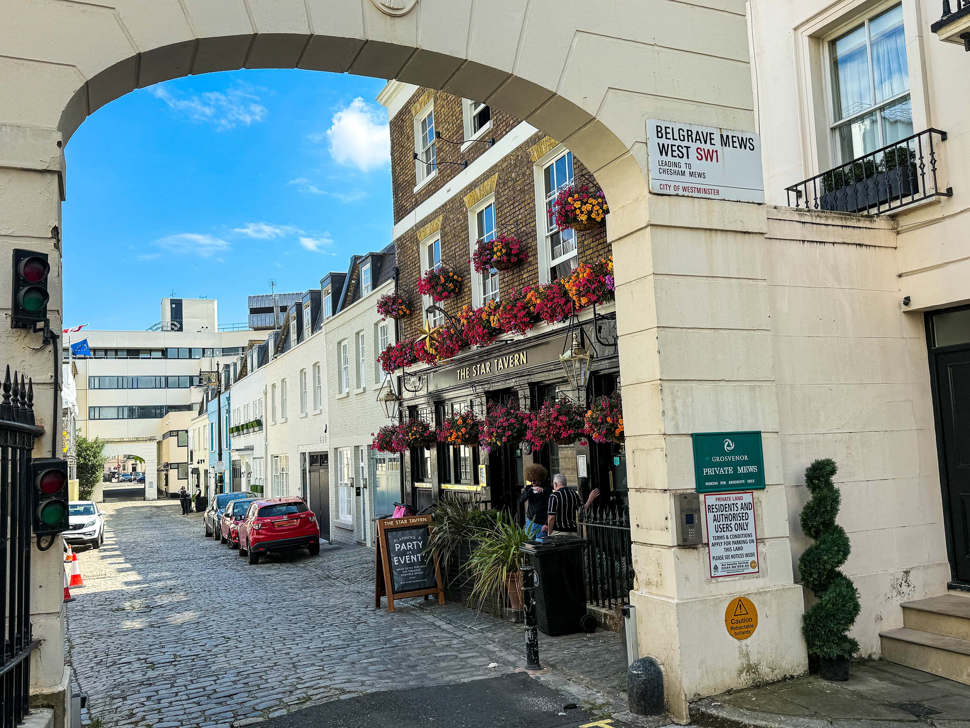 A pub by an arch in Belgravia in a mews