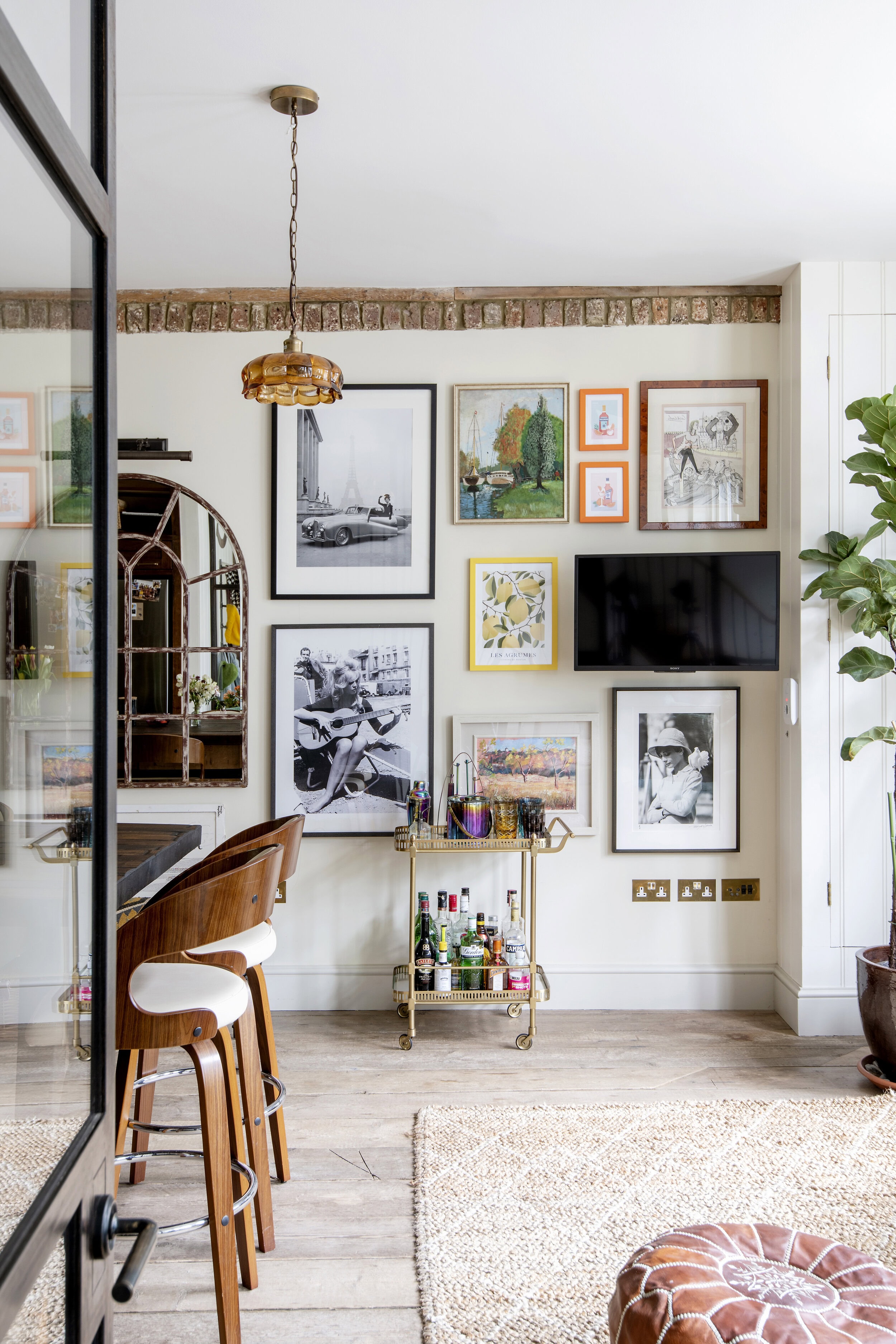 The living room in a mews house to let