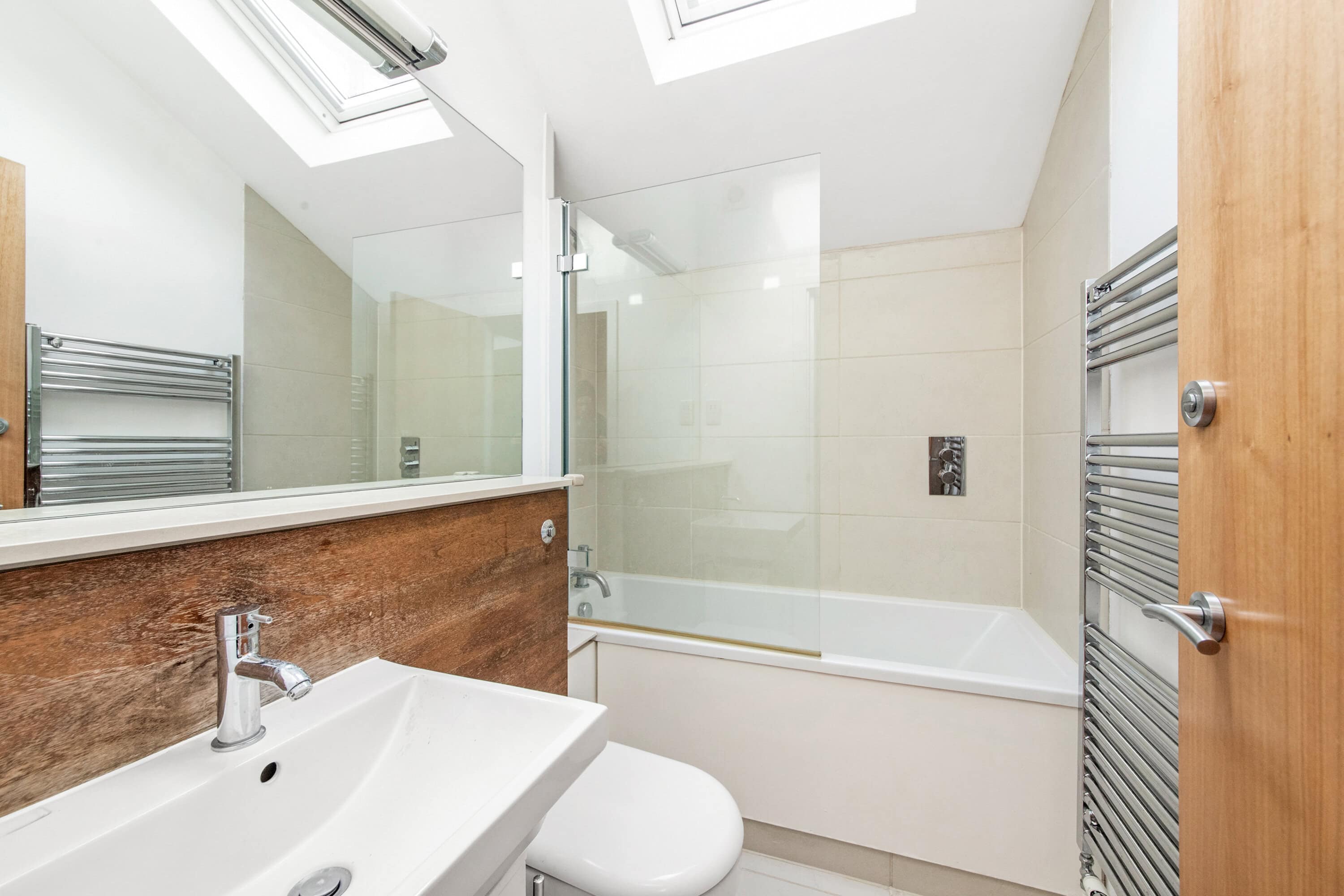 The bathroom of a mews house for sale in Bayswater