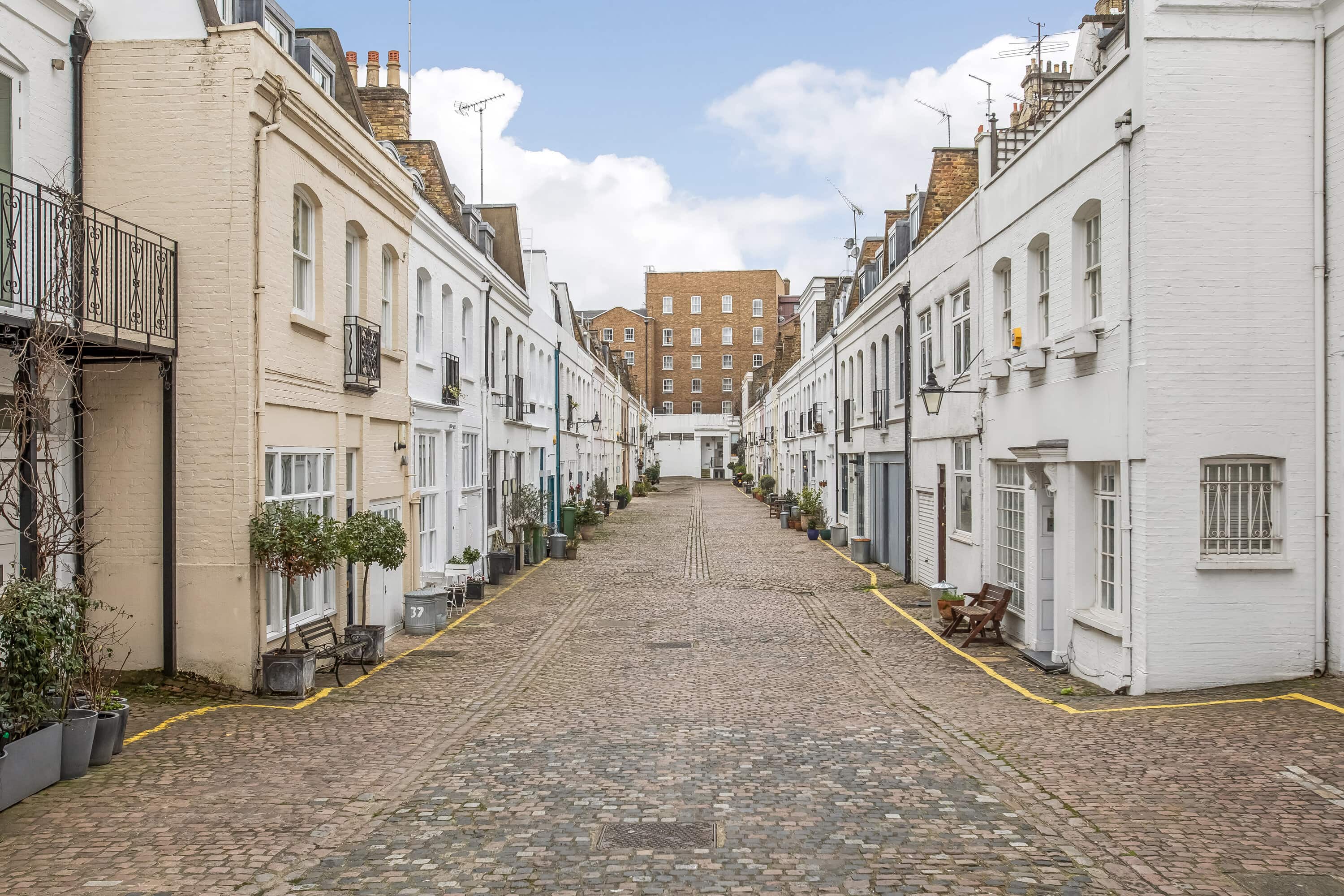 A mews street where you can be renting in London