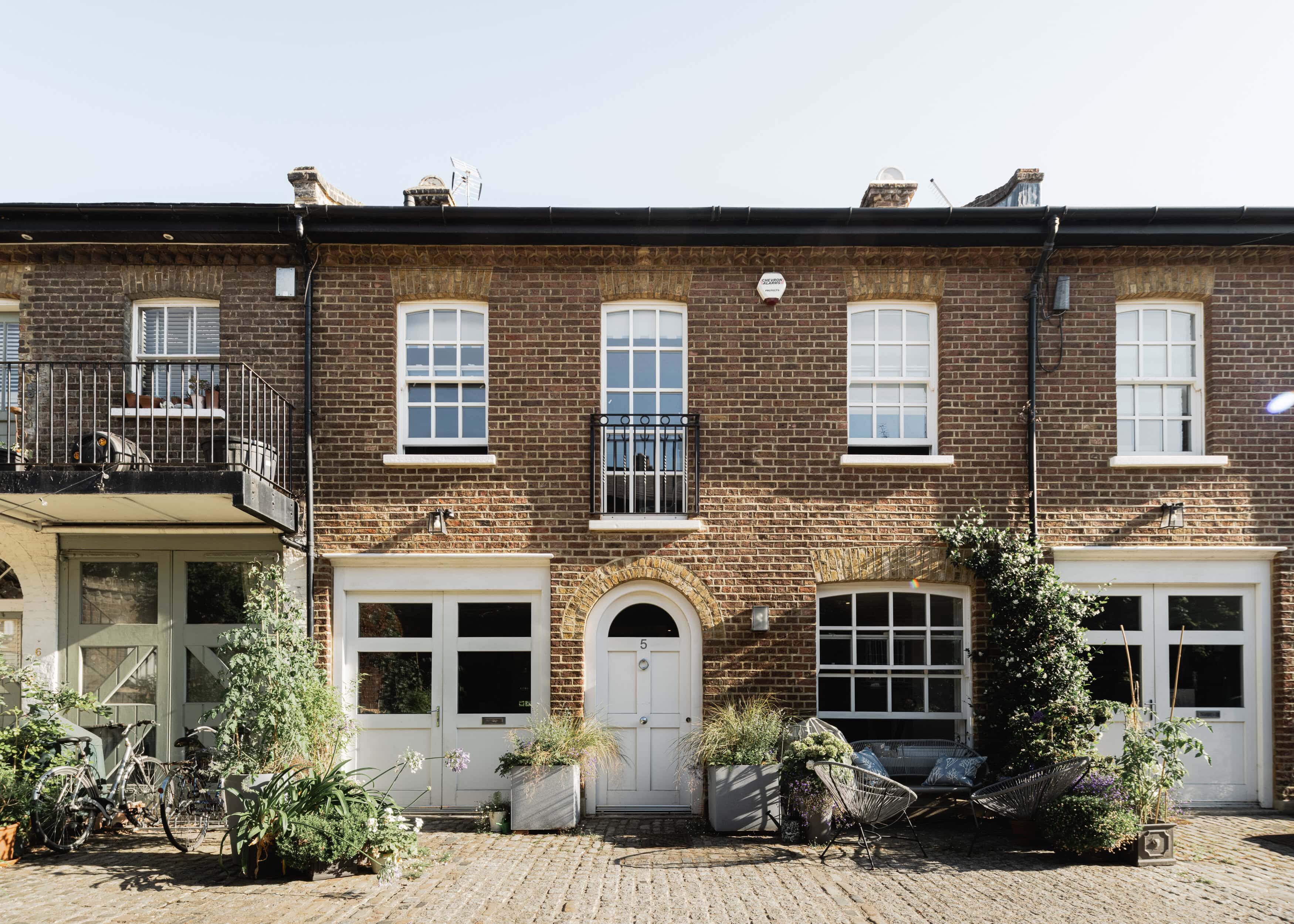 External photo of Lurot Brand's mews home for sale in Turnchapel Mews.